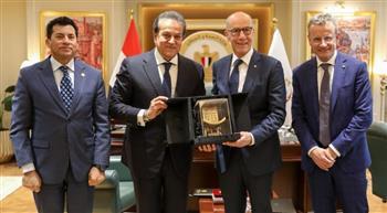 وزير الصحة يعقد اجتماعا مع أشرف صبحي ورئيس الاتحاد الدولي للرياضات الجامعية