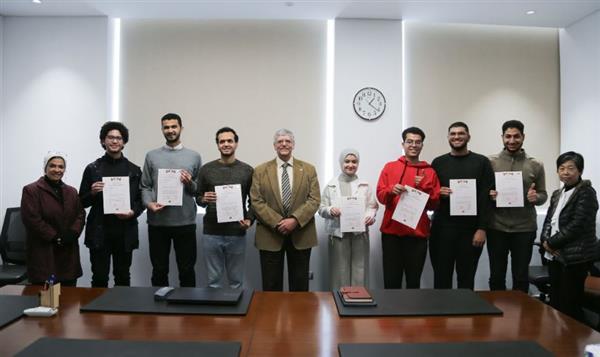 طلاب الجامعة اليابانية يجتازون اختبار JLPT لتعلم اللغة اليابانية