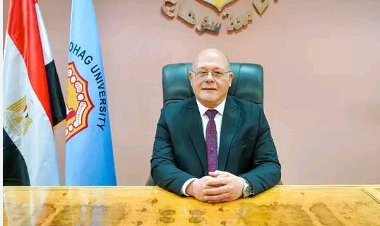 رئيس جامعة سوهاج يشهد ختام البرنامج التدريبي لتنمية المهارات للقيادات الأكاديمية بكلية الطب
