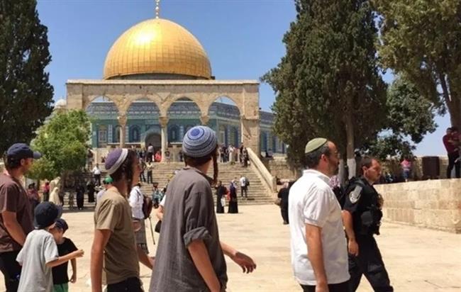 مستوطنون يقتحمون المسجد الأقصى بحماية شرطة الاحتلال الإسرائيلي
