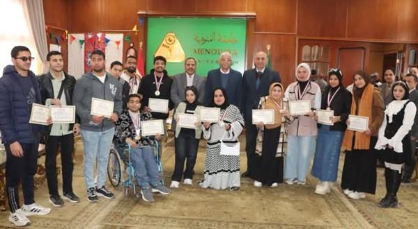 رئيس جامعة المنوفية يكرم أبطال اللقاء الرياضي للأشخاص ذوي الإعاقة والطلاب المثاليين
