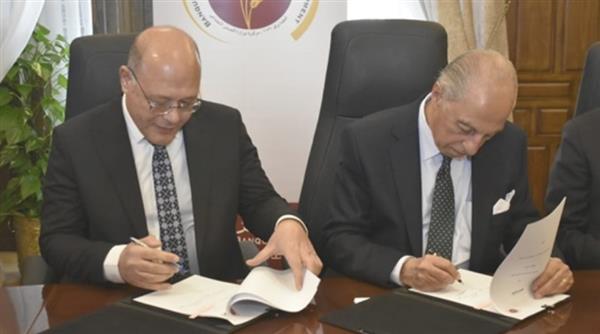 رئيس جامعة سوهاج يوقع بروتكول تعاون مع مؤسسة بنك مصر