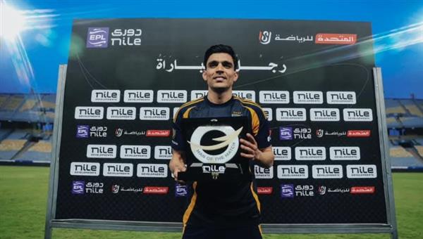 أشرف بن شرقي يفوز بجائزة رجل مباراة الأهلي وحرس الحدود