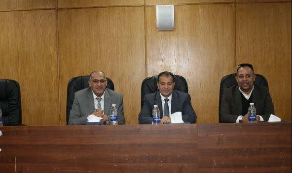 عكاوي " يناقش تجهيز وحدة عناية متوسطة بمستشفى  الطوارئ بجامعة  جنوب  والوادي