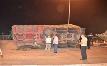 إصابة سائق في انقلاب حافلة محملة بـ 60 طن فوسفات بالوادي الجديد