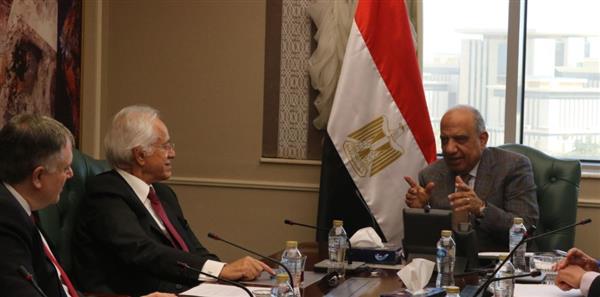 وزير الكهرباء يبحث مستجدات مشروع الربط الكهربائي بين مصر واليونان