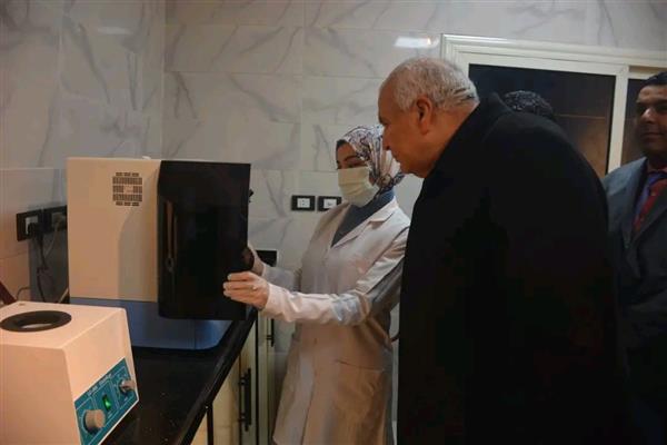 محافظ الوادي الجديد يفتتح وحدة الكشف عن الأورام بالخارجة