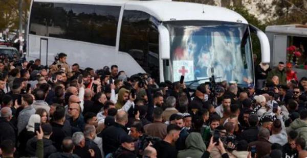 إعلام إسرائيلي عن مصادر: عملية الإفراج عن الأسرى الفلسطينيين الليلة ستكون تدريجية