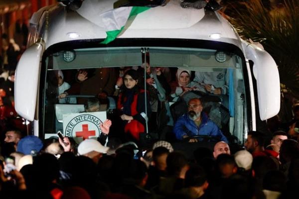 وصول دفعات من الأسرى الفلسطينيين المحررين إلى الضفة الغربية