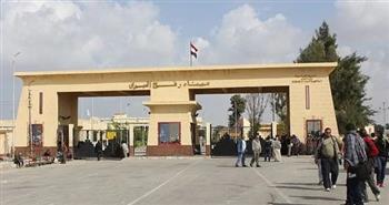   "القاهرة الإخبارية": الأسرى المبعدون يخضعون للفحوصات الطبية بمعبر رفح