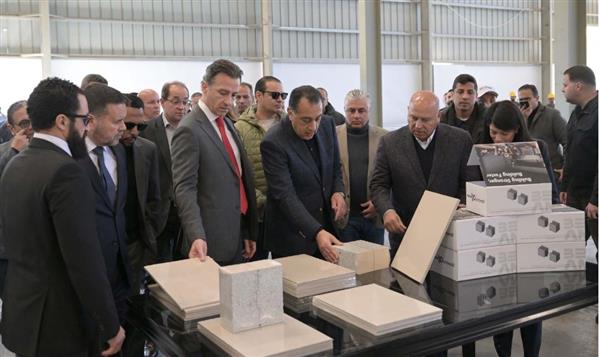 رئيس الوزراء يفتتح توسعات مصنع "سي بورد" لتصنيع مواد البناء