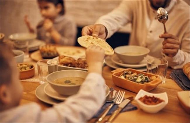 فن العزومات الرمضانية.. و نصائح لإفطار لا يُنسى