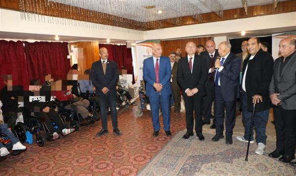 محافظ القاهرة يوزيع 22 كرسيًا كهربيًا متحركًا على عدد من ذوى الهمم