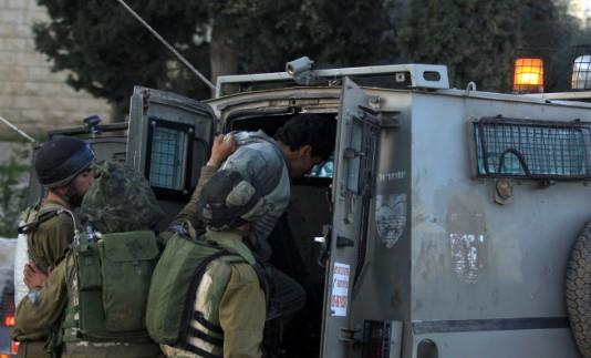 إعلام الأسرى: قوات الاحتلال تعتقل 4 فلسطينيين خلال اقتحامها مدينة حلحول