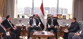   وزير العمل يؤكد توجيهات الرئيس السيسي بالتشجيع على الاستثمار في بيئة عمل لائقة