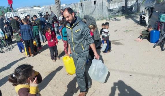 مراسل القاهرة الإخبارية: النازحون بقطاع غزة يعانون الآن من عدم توافر مياه صالحة للشرب