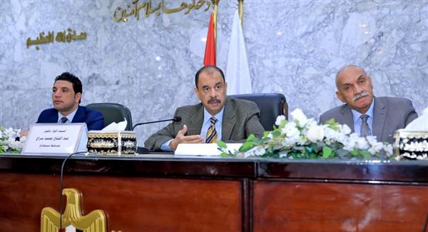 محافظ سوهاج يلتقي أعضاء وحدة حقوق الإنسان بالديوان العام