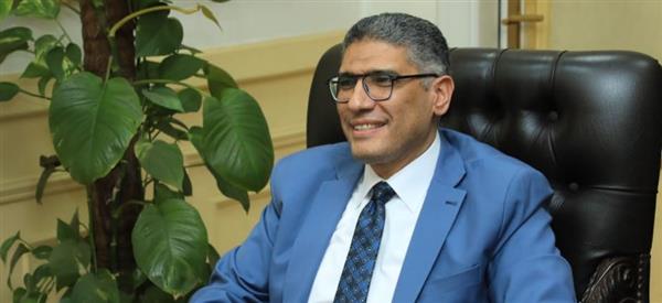 محافظ الجيزة يستقبل الشباب أصحاب واقعة إنقاذ الأطفال بحريق عمارة سكنية بفيصل