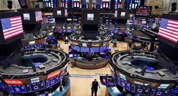 افتتاح مؤشرات الأسهم الأمريكية على انخفاض بعد فرض ترامب التعريفات الجمركية