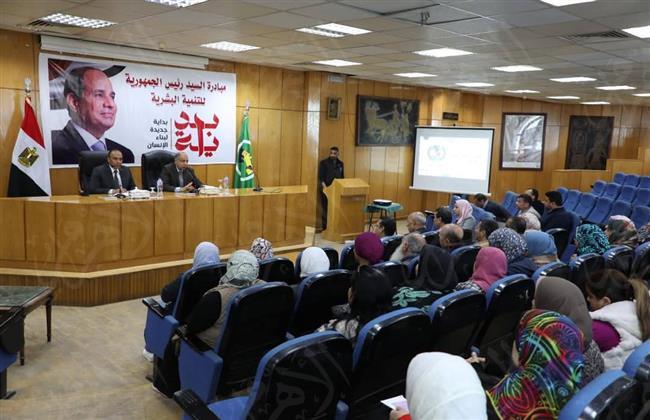 لضبط آليات العمل الوظيفي.. محافظ المنيا يعقد اجتماعًا موسعًا مع مديري الإدارات