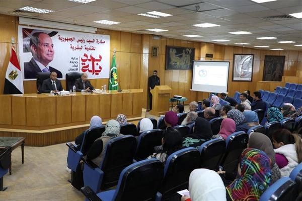 لضبط آليات العمل الوظيفي.. محافظ المنيا يعقد اجتماعًا موسعًا مع مديري الإدارات