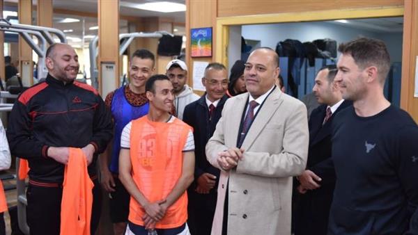 وزير العمل يتفقد اختبارات العمال المرشحين لوظائف "مدربين رياضيين" بالإمارات