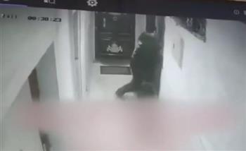   كشف ملابسات فيديو لشخص يتتبع إحدى السيدات ومحاولته دخول الشقة خلفها بالجيزة
