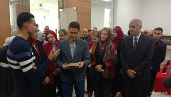 رئيس جامعة بنها يفتتح معرض منتجات طلاب كلية التربية النوعية