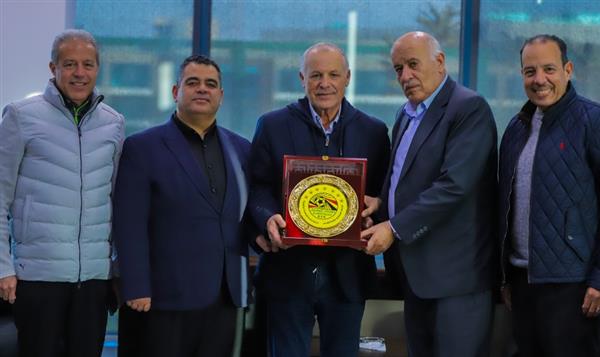 أبو ريدة يلتقي الرجوب ويهديه درع الاتحاد المصري