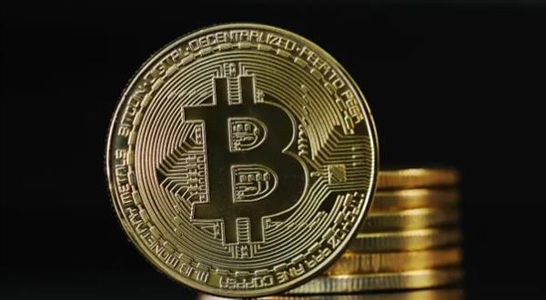 بتكوين يتراجع وسط تصاعد التوترات التجارية بين الولايات المتحدة والصين