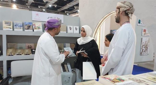 جمهور معرض القاهرة للكتاب يشدون بجناح سلطنة عمان .. فيديو