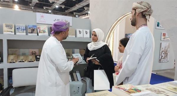 جمهور معرض القاهرة للكتاب يشدون بجناح سلطنة عمان .. فيديو