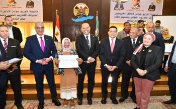   وزير العمل ومحافظ الفيوم يكرمان أوائل خريجات التدريب المهني