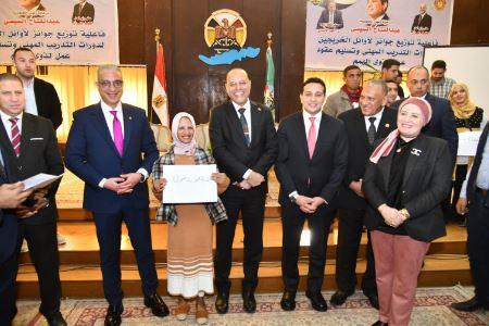 وزير العمل ومحافظ الفيوم يكرمان أوائل خريجات التدريب المهني