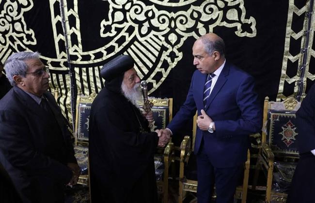 محافظ المنيا يقدم واجب العزاء في وفاة الأنبا اغابيوس