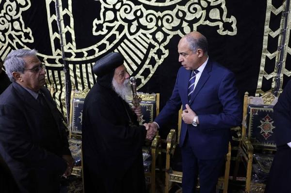 محافظ المنيا يقدم واجب العزاء في وفاة الأنبا اغابيوس