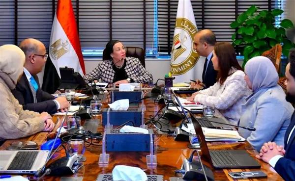 وزيرة البيئة تعقد اجتماعا لبحث جهود الوزارة للحد من استخدام البلاستيك أحادى الأستخدام