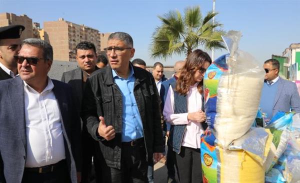 محافظ الجيزة يتابع انتظام تشغيل أسواق اليوم الواحد بأحياء الهرم و الطالبية