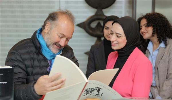 الشاعر التشيلي ثيودورو إلساكا في زيارة لمكتبة الإسكندرية