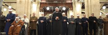   يرجون الإخلاص والقبول.. آلاف المصلين يؤدون العشاء والتراويح بالجامع الأزهر في ثاني ليالي رمضان