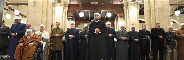 يرجون الإخلاص والقبول.. آلاف المصلين يؤدون العشاء والتراويح بالجامع الأزهر في ثاني ليالي رمضان