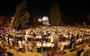 70 ألفا يؤدون صلاتي العشاء والتراويح في رحاب المسجد الأقصى المبارك