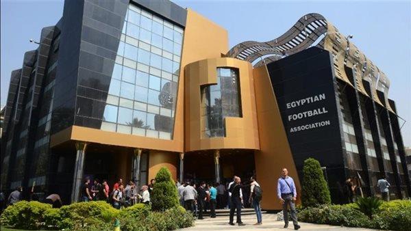 مصدر باتحاد الكرة: مباراة القمة ستقام بطاقة تحكيم مصري حتى الآن