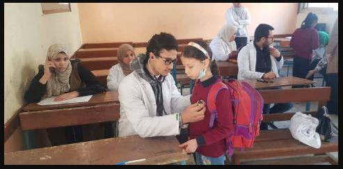 فحص 275  حالة بمدرسة ابن خلدون الإبتدائية  فى قافلة مجانية لجامعة بنها