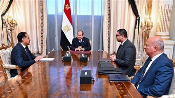 الرئيس السيسي يجتمع مع مدبولي ووزير الإسكان