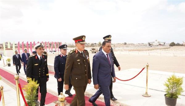 محافظ مطروح يشهد وضع إكليل الزهور وقراء ة الفاتحة على أرواح الشهداء