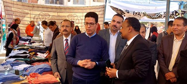 رئيس جامعة بنها يفتتح المعرض الخيري للملابس لطلاب كلية التربية النوعية  