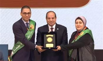   الرئيس السيسي يكرم أسر الشهداء والمصابين بمناسبة يوم الشهيد