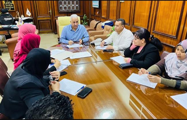 حمودة يترأس اجتماع لجنة اختيار الأم المثالية بقنا على مستوى التنمية المحلية 