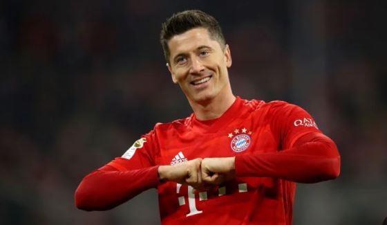 ليفاندوفسكي يرفض عرضا سعوديا مفضلا البقاء في صفوف البلوجرانا